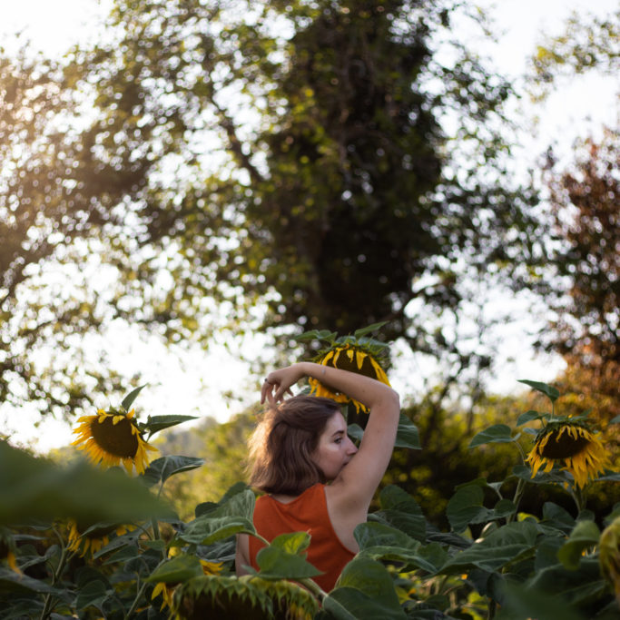photo portrait femme fleurs de dos