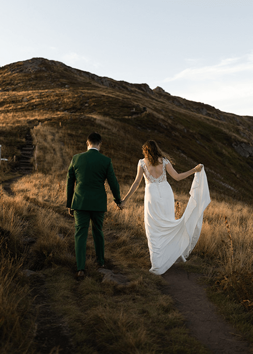 Des jeunes mariés se promène sur une montagne