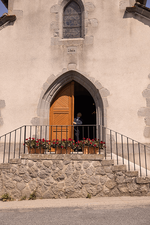 Un homme ouvre les portes d'une église