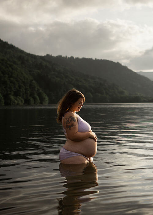 une femme enceinte se baigne dans un lac