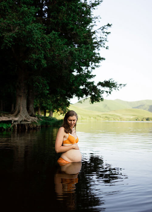 Une femme enceinte dans un lac