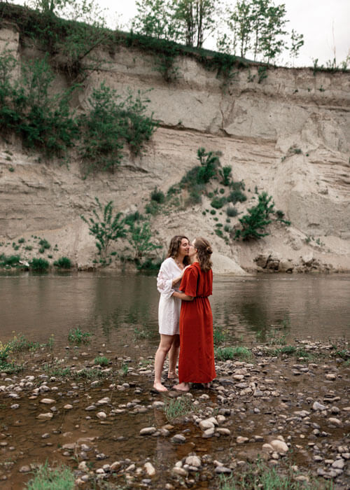 Un couple de femme au bord d'une rivière