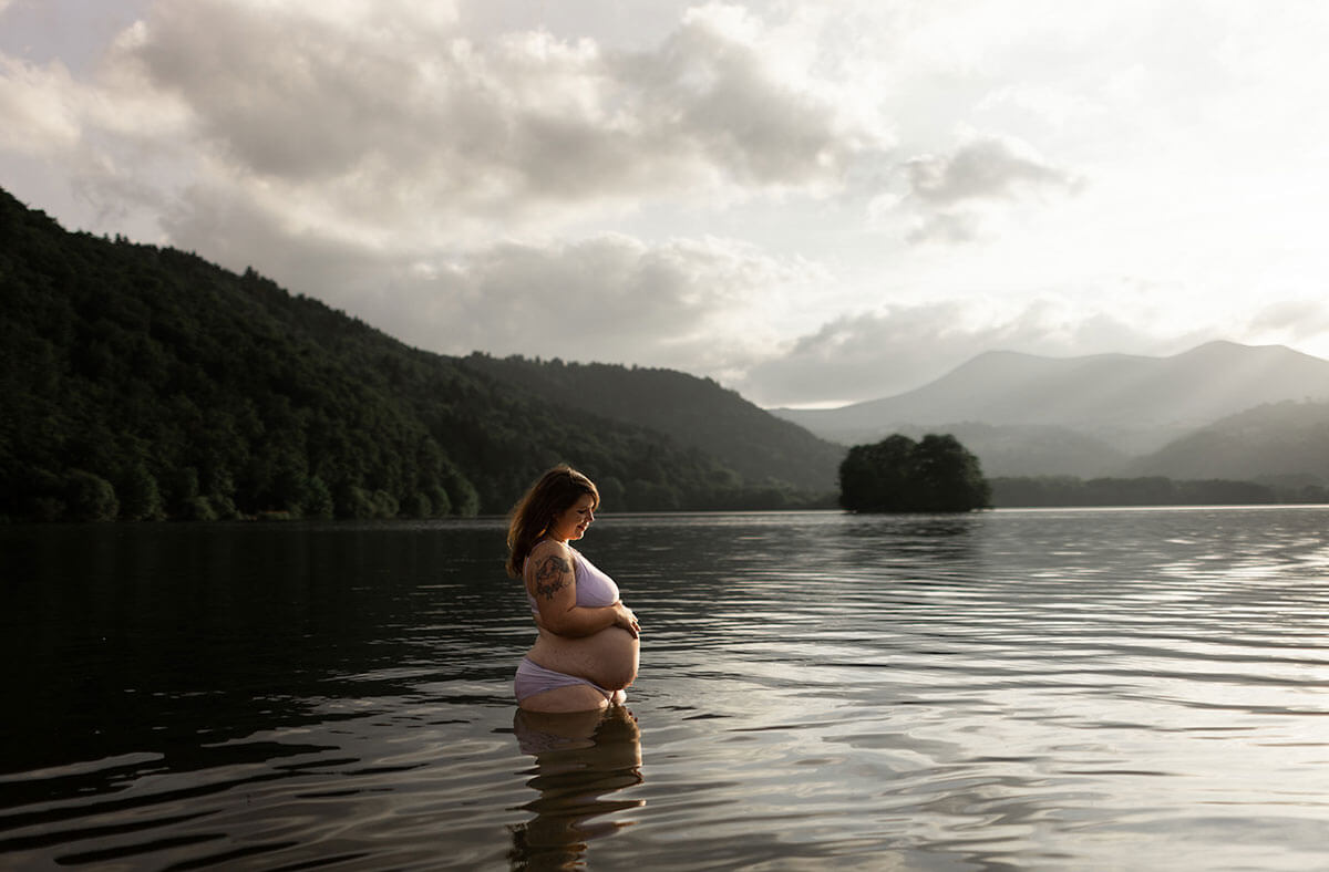 une femme enceinte dans un lac d'auvergne
