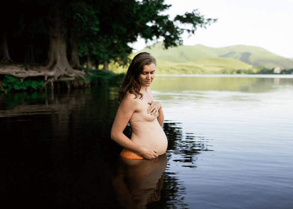 Une femme enceinte, nue, dans un lac d'Auvergne