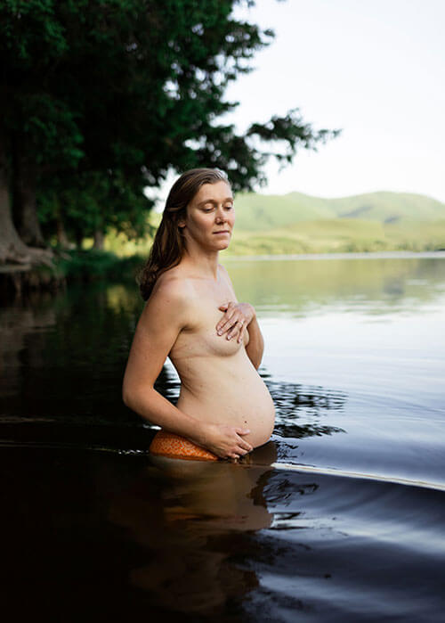 une femme enceinte se détend dans un lac
