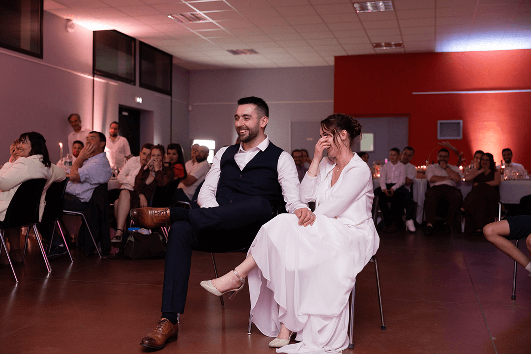 Un couple de marié rit aux éclats lors de leur soirée de mariage