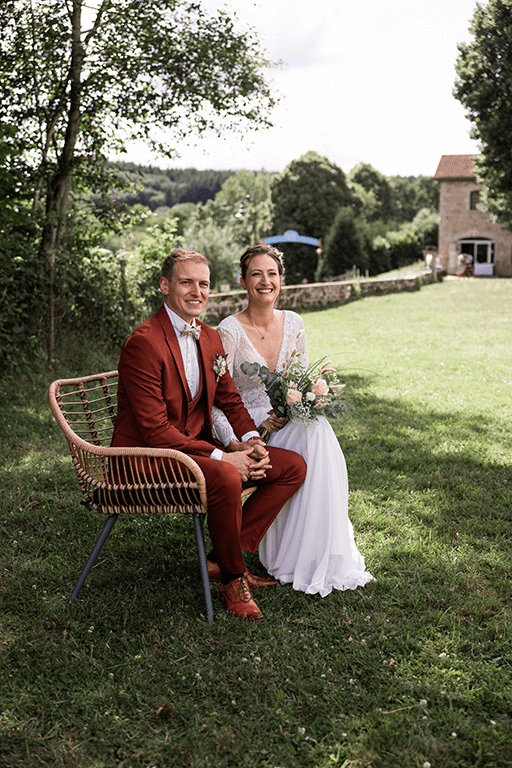 Un couple de marié assis sur un banc