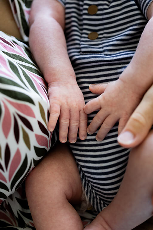 gros plan sur les mains d'un bébé
