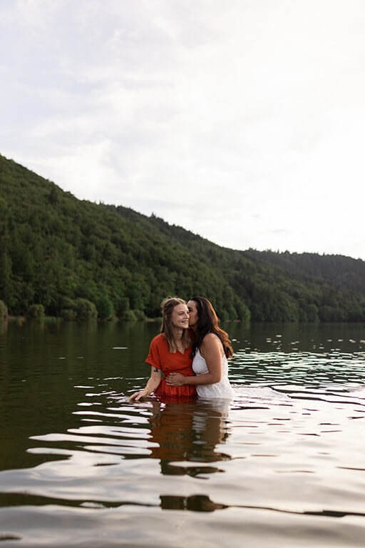 un couple de filles s'embrassent dans l'eau