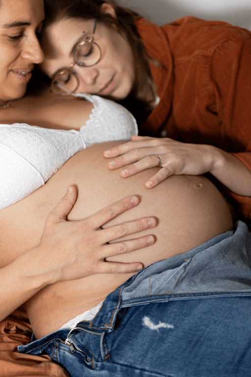 un couple de jeunes femmes attendant la naissance d'un bébé