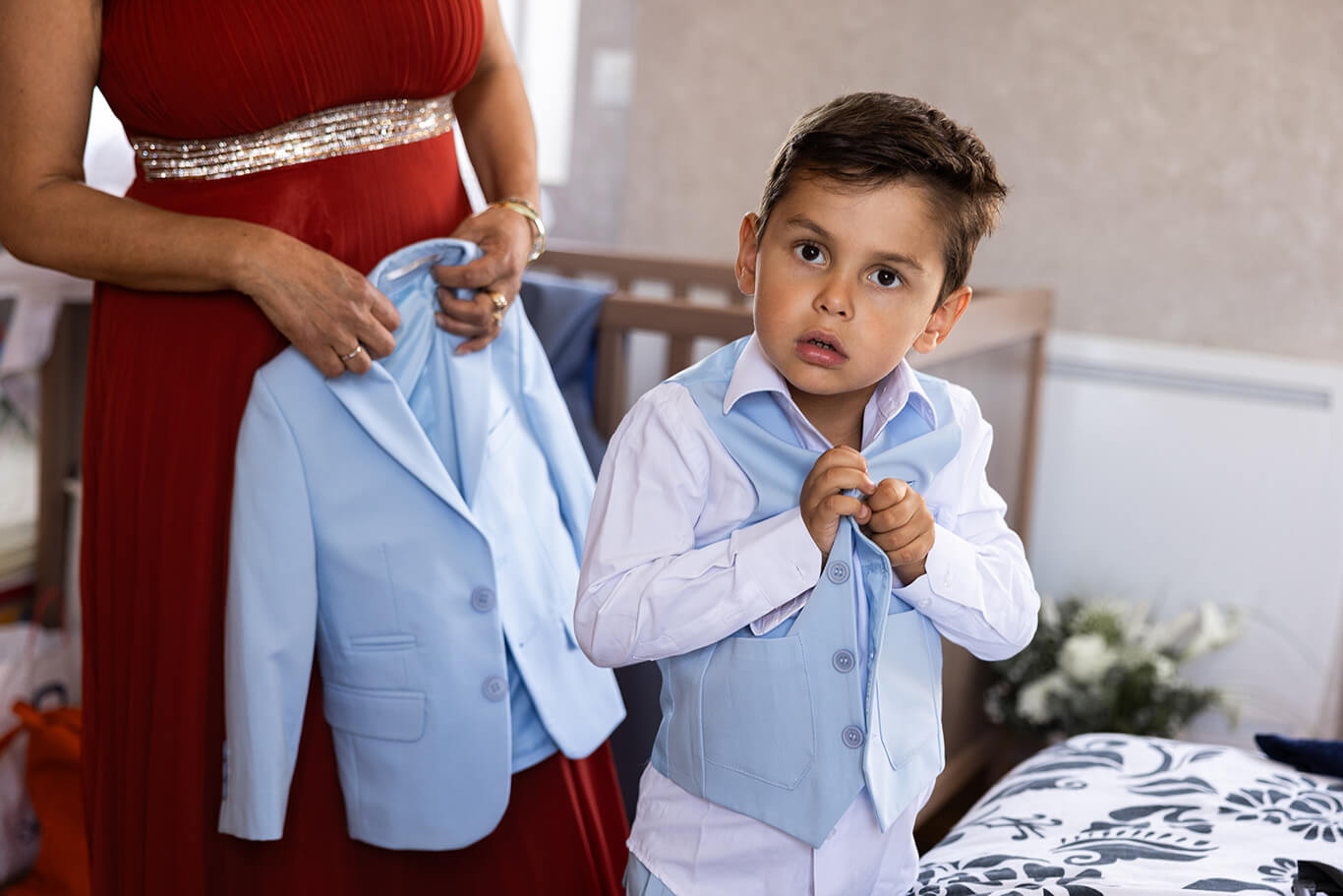 un enfant enfil un costume bleu pour un mariage
