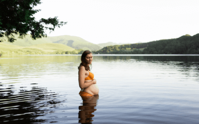 Une séance grossesse dans un lac en Auvergne