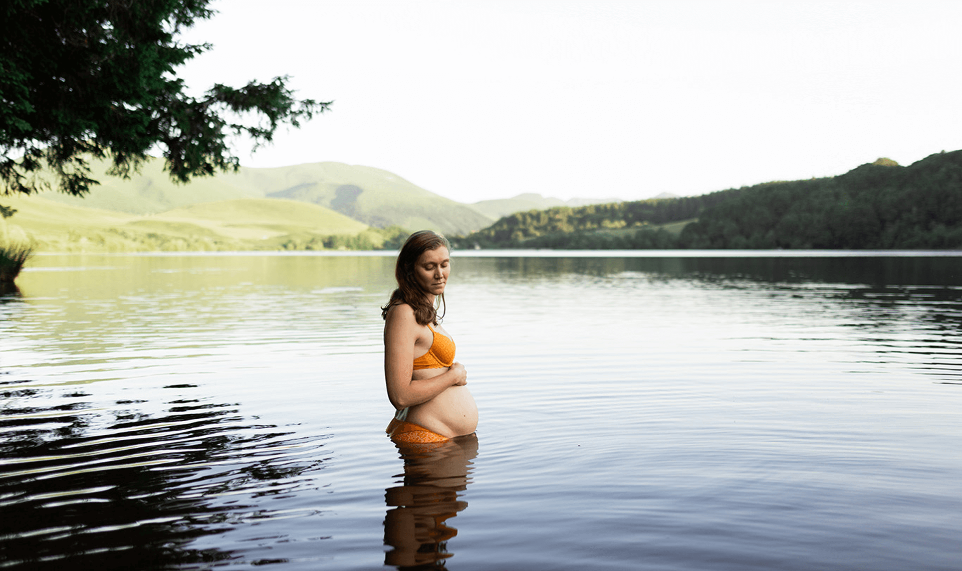 Une femme enceinte dans un lac d'Auvergne lors d'une séance photo