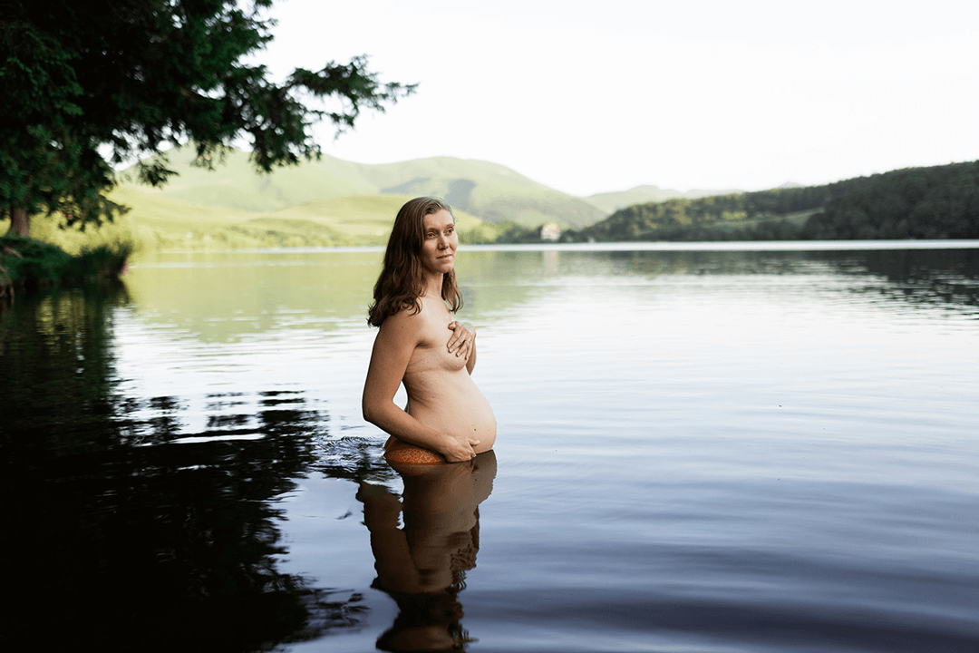 Séance photo de grossesse dans un lac d'Auvergne