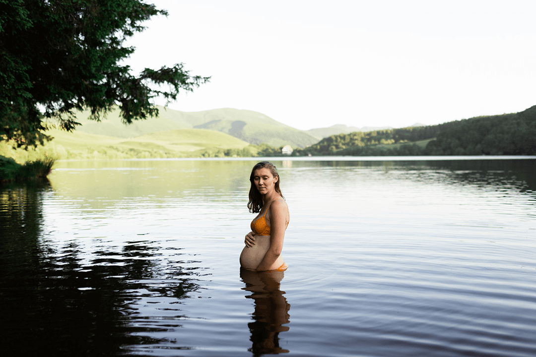 Séance photo de grossesse dans un lac d'Auvergne