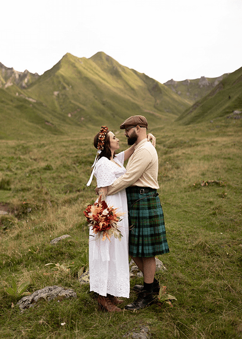 un couple de mariés en habit traditionnel écossais