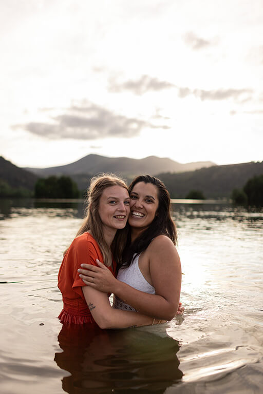 un couple de femme dans un lac