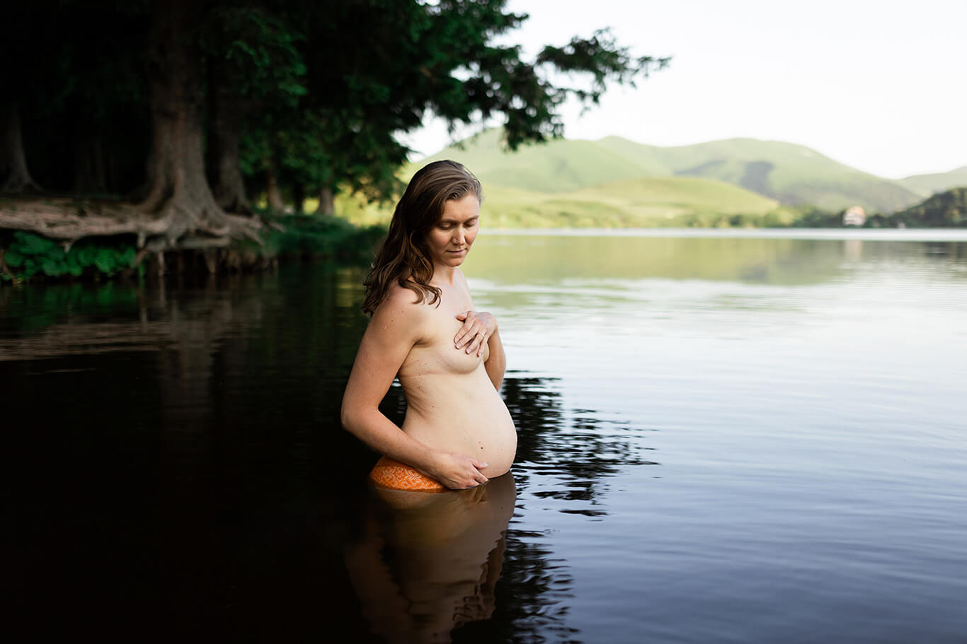 une femme enceinte dans un lac