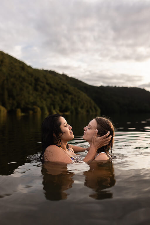un couple de femme s'embrasse dans un lac