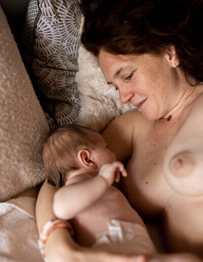 une femme allaite son bébé