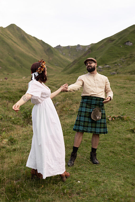 des mariés celtiques dansent au coeur des montagnes
