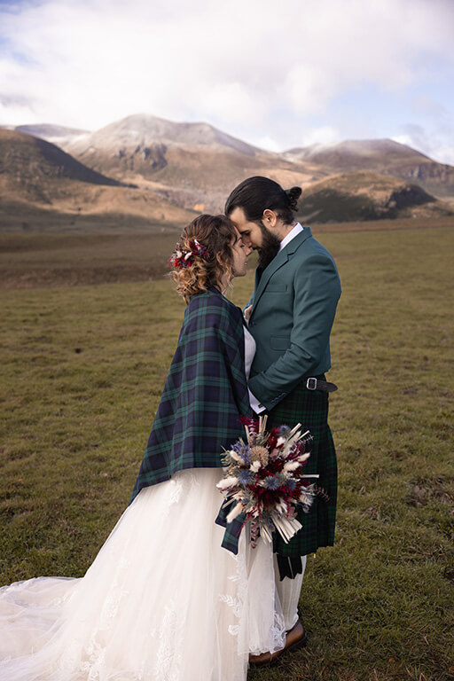 Un couple de mariés celtiques face aux montagnes auvergnates