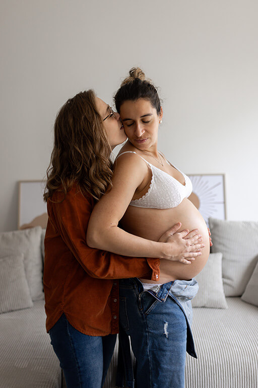 une femme prend sa compagne enceinte dans les bras