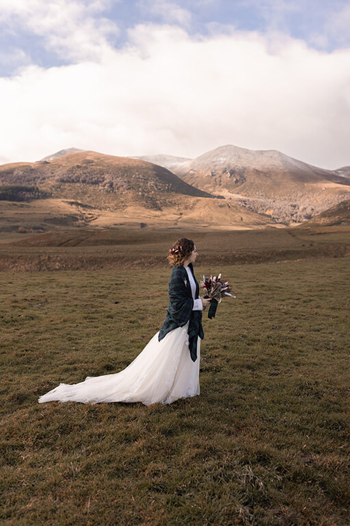 une femme prend la pause dans les montagnes avec sa tenue celtique