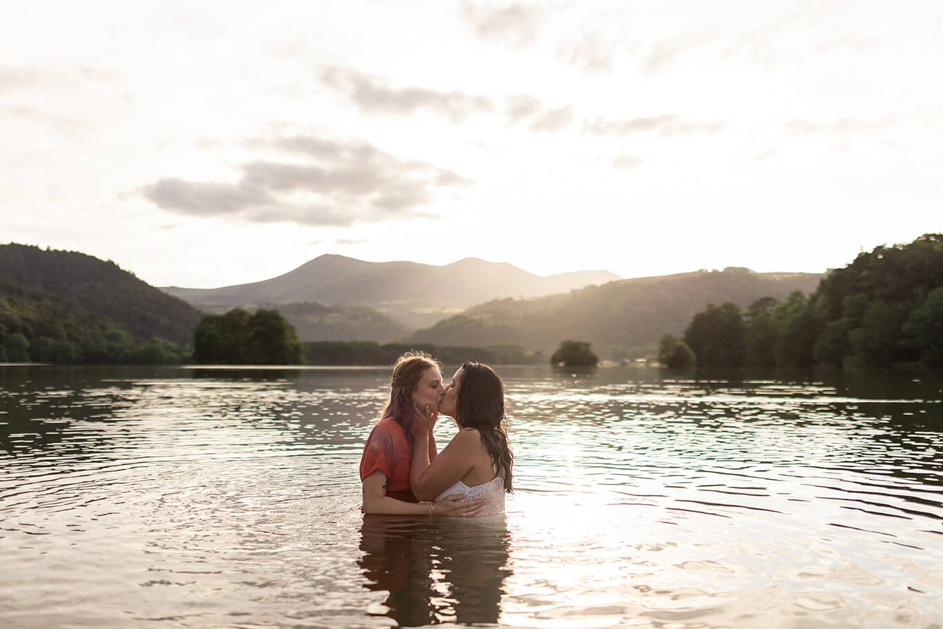 deux femmes s'embrassent dans un lac