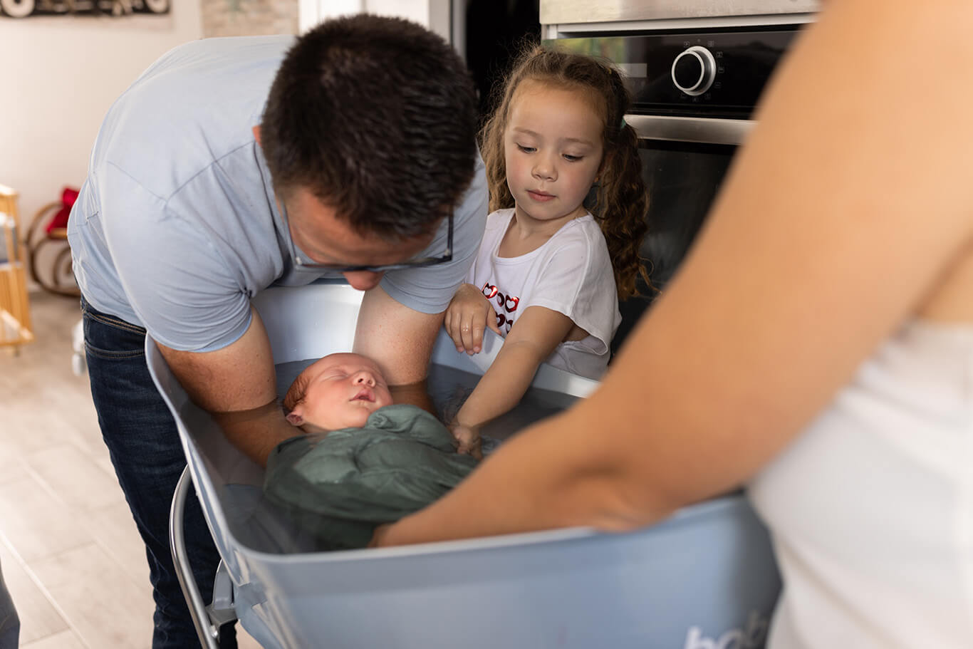 bain enveloppé pour un bébé