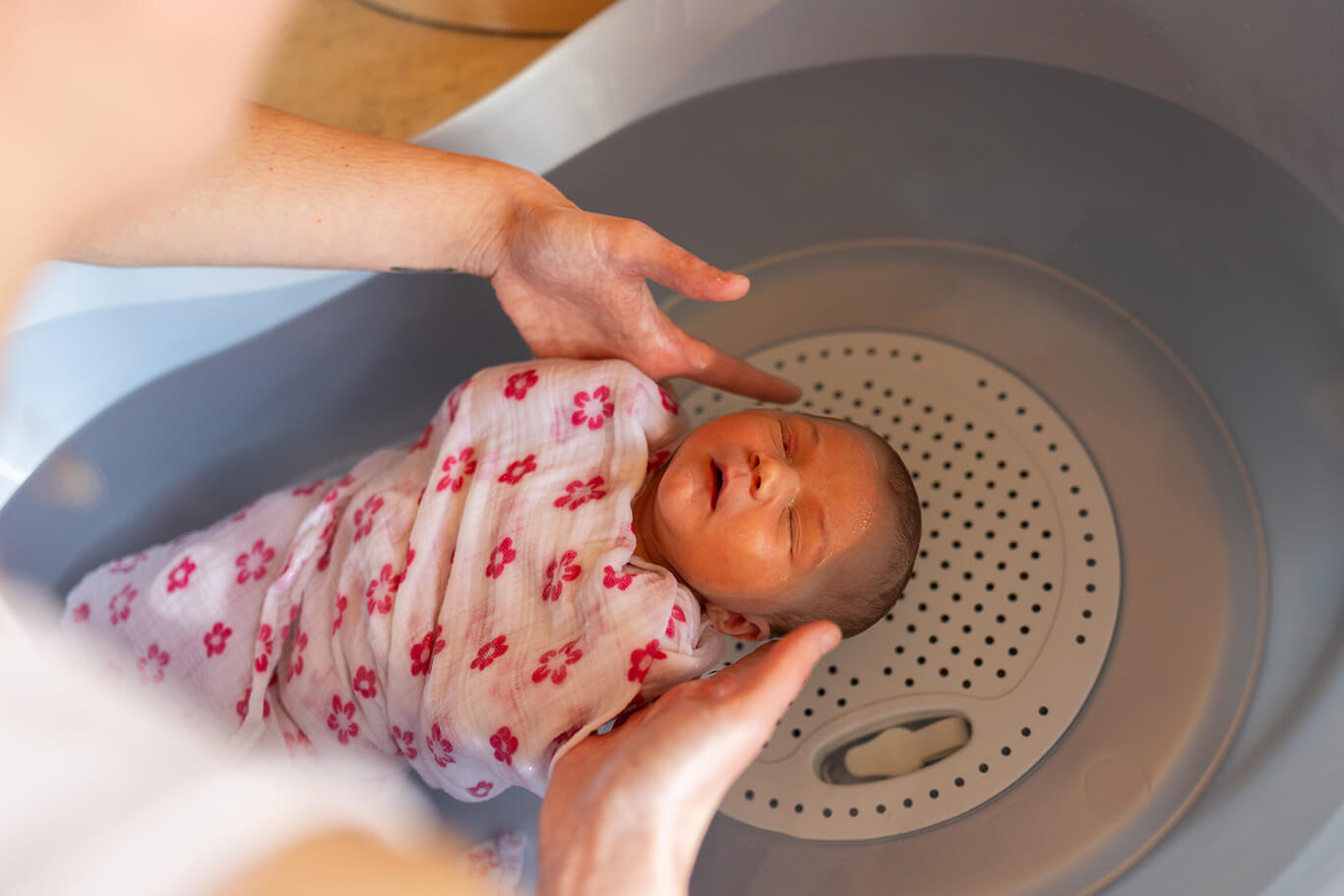 bain enveloppé pour un bébé